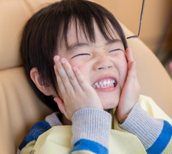 歯並びを確認するお子様のイメージ